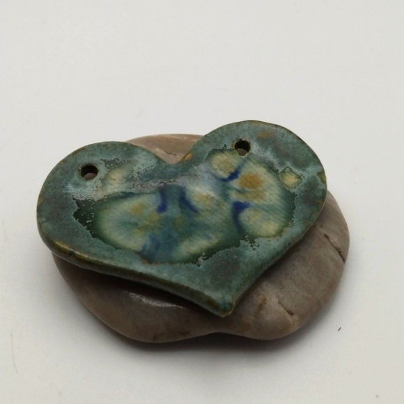 Green clay melt pendant heart tie dye styled - Picture 1 of 2